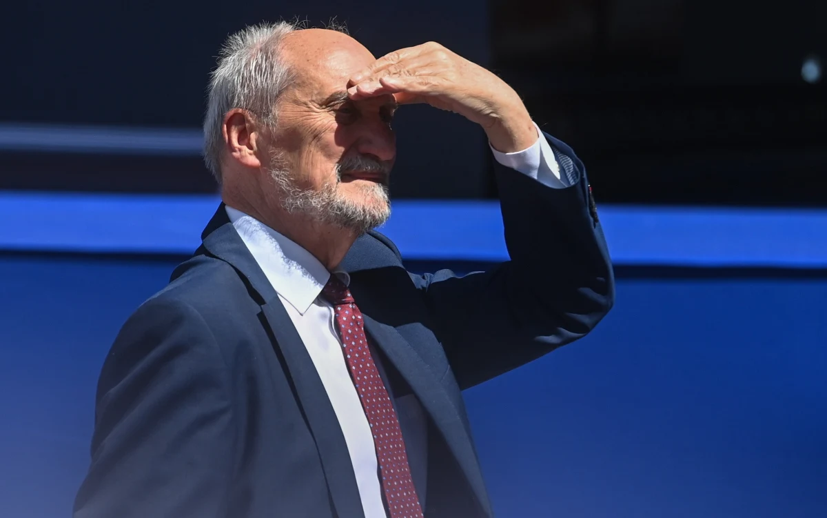 Wniosek o uchylenie immunitetu posłowi PiS Antoniemu Macierewiczowi i wyrażenie przez Sejm zgody na pociągnięcie go do odpowiedzialności karnej przekazał w piątek prokurator generalny Adam Bodnar do marszałka Sejmu Szymona Hołowni. Prokurator zamierza postawić byłemu ministrowi obrony narodowej w rządzie PiS zarzut polegający na tym, że "będąc funkcjonariuszem publicznym – Przewodniczącym Podkomisji do Ponownego Zbadania Wypadku Lotniczego oraz członkiem Komisji Badań Wypadków Lotniczych Lotnictwa Państwowego, ujawnił informacje niejawne o klauzuli 'Ściśle tajne', 'Tajne', 'Poufne' i 'Zastrzeżone' (...)".