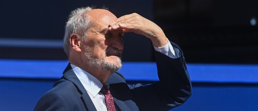 Wniosek o uchylenie immunitetu posłowi PiS Antoniemu Macierewiczowi i wyrażenie przez Sejm zgody na pociągnięcie go do odpowiedzialności karnej przekazał w piątek prokurator generalny Adam Bodnar do marszałka Sejmu Szymona Hołowni. Prokurator zamierza postawić byłemu ministrowi obrony narodowej w rządzie PiS zarzut polegający na tym, że "będąc funkcjonariuszem publicznym – Przewodniczącym Podkomisji do Ponownego Zbadania Wypadku Lotniczego oraz członkiem Komisji Badań Wypadków Lotniczych Lotnictwa Państwowego, ujawnił informacje niejawne o klauzuli 'Ściśle tajne', 'Tajne', 'Poufne' i 'Zastrzeżone' (...)".