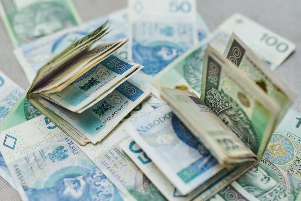 ​Kasa Rolniczego Ubezpieczenia Społecznego (KRUS) poinformowała w piątek o rozpatrzeniu ponad 100 tysięcy wniosków o rentę wdowią. Zrealizowano już pierwsze wypłaty środków. 