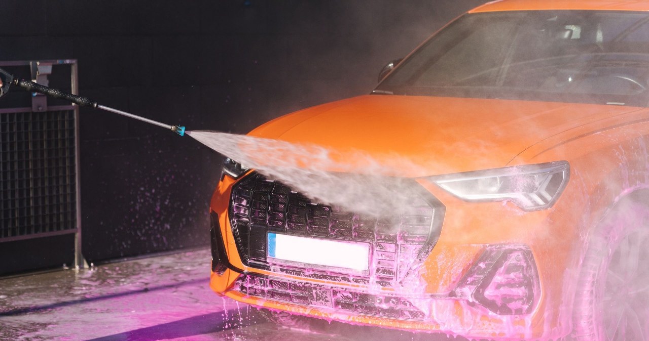 Mycie samochodu w upale. Dlaczego brzmi to jak fatalny pomysł?
