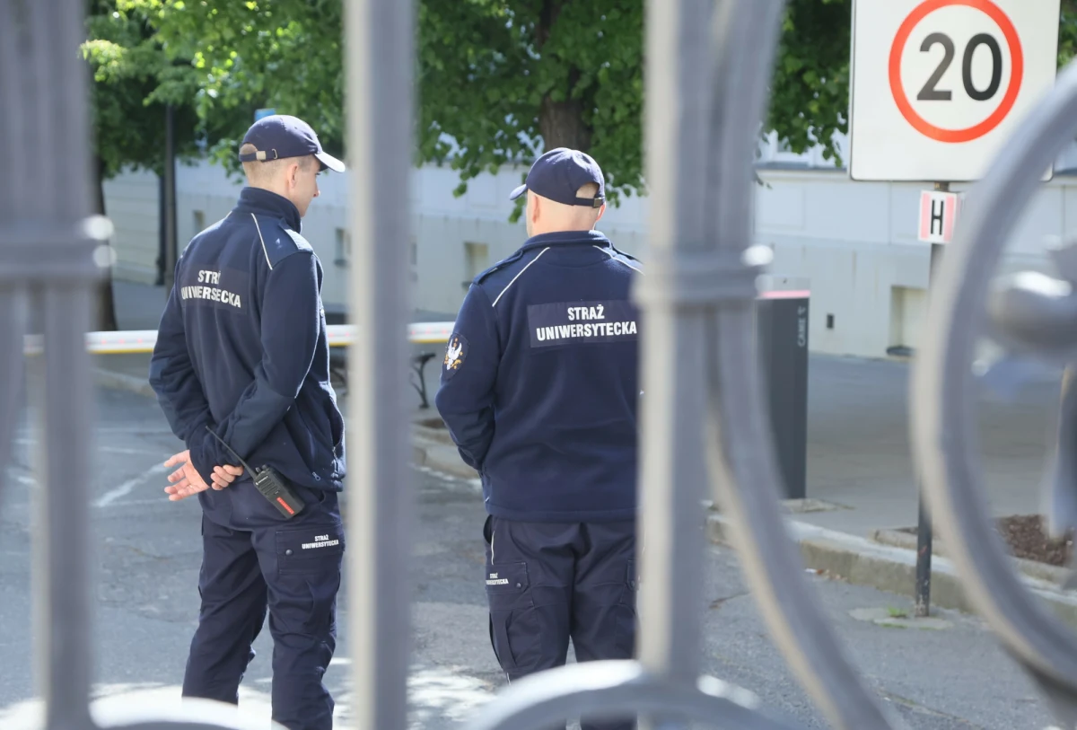 Białorusin Yauhen K., który w środę na Uniwersytecie Warszawskim zaatakował opozycjonistę Pawła Łatuszkę, usłyszał zarzuty zniesławienia i naruszenia nietykalności cielesnej. Jest też wniosek o jego deportację.