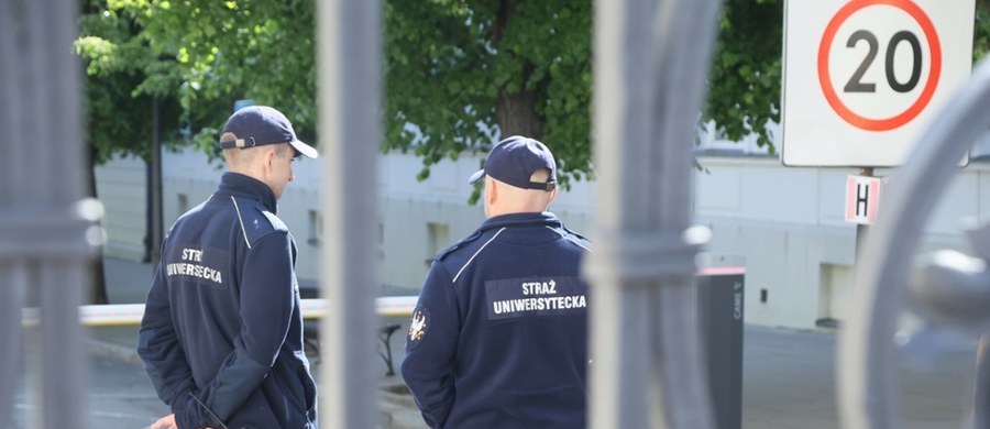 Białorusin Yauhen K., który w środę na Uniwersytecie Warszawskim zaatakował opozycjonistę Pawła Łatuszkę, usłyszał zarzuty zniesławienia i naruszenia nietykalności cielesnej. Jest też wniosek o jego deportację.
