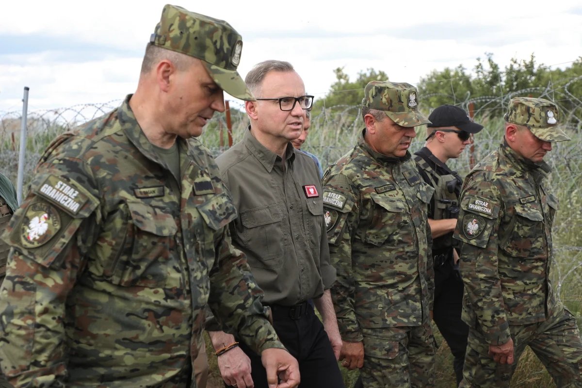 "Przepraszam was za wszystkie przykrości, których doznaliście ze strony różnych naszych rodaków" - powiedział prezydent Andrzej Duda podczas piątkowej wizyty na polsko-białoruskiej granicy. Podziękował służącym tam funkcjonariuszom za niezwykle bohaterską obronę nie tylko granicy Rzeczypospolitej Polskiej, ale także granicy Unii Europejskiej i Strefy Schengen.