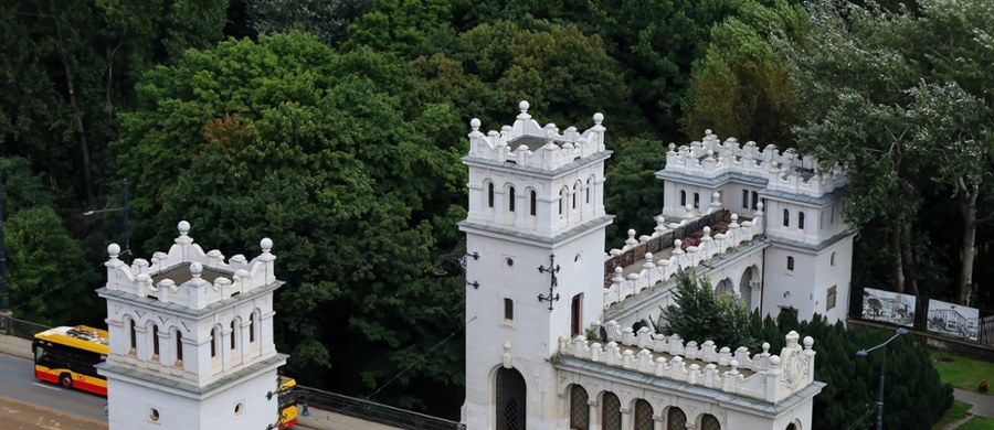 Nie minęła nawet doba od zakończenia efektów dewastacji wieżyc wiaduktu mostu Poniatowskiego w Warszawie, a wandale ponownie dali znać o sobie. Koszt ponownego czyszczenia tego miejsca to 52 tysiące złotych. 