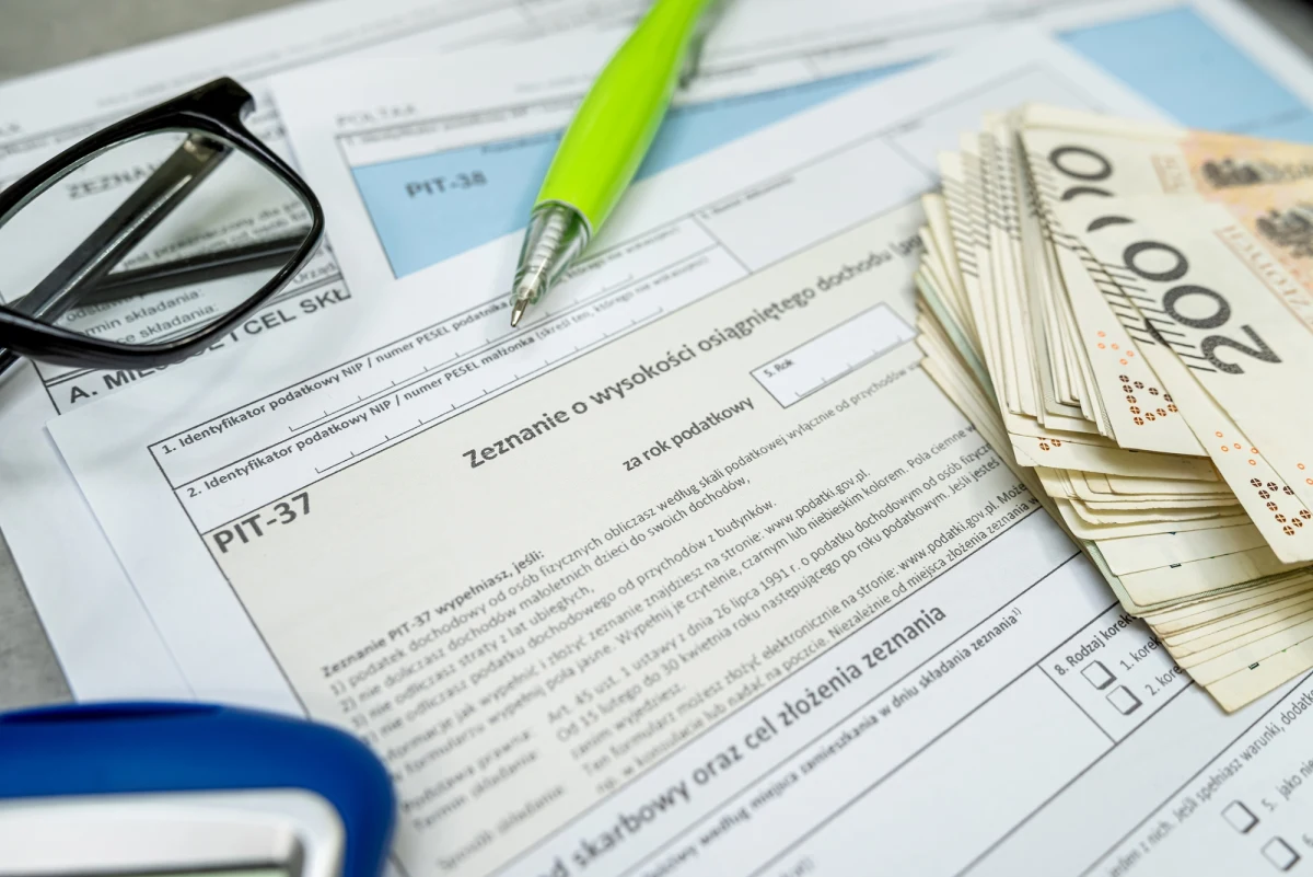 Tegoroczny Dzień Wolności Podatkowej w Polsce wypada w piątek 4 lipca. Określa się go jako moment, w którym przestajemy pracować na wszelkie podatki i daniny, a zaczynamy na własny rachunek. "To lepiej obrazuje realny poziom obciążeń, niż wskazywanie nominalnych wysokości podatków, które płacimy" - mówił w Radiu RMF24 ekonomista z Centrum im. Adama Smitha Andrzej Sadowski.