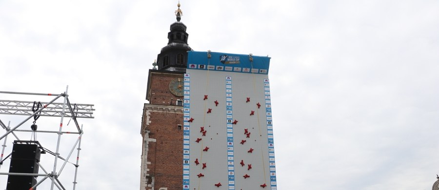 W sobotę i niedzielę (5-6 lipca) Rynek Główny w Krakowie stanie się areną zmagań Pucharu Świata we wspinaczce sportowej na czas. Kibice zobaczą w akcji m.in. mistrzynię olimpijską z Paryża Aleksandrę Mirosław, brązową medalistkę Aleksandrę Kałucką oraz jej siostrę Natalię. Przy Wieży Ratuszowej ustawiono 15-metrową ścianę, na której w sobotę tuż po godzinie 12, gdy wybrzmi hejnał z Wieży Mariackiej, rozpocznie się rywalizacja.