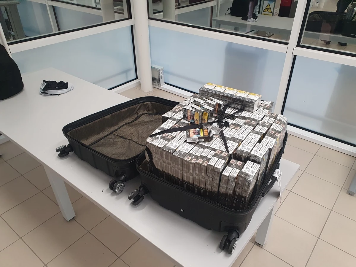 Celnicy z lotniska w Lublinie udaremnili niedawno największą do tej pory próbę przemytu papierosów. Obywatel Bułgarii próbował niepostrzeżenie opuścić port z walizkami, w których było ponad 1,3 tys. paczek papierosów.