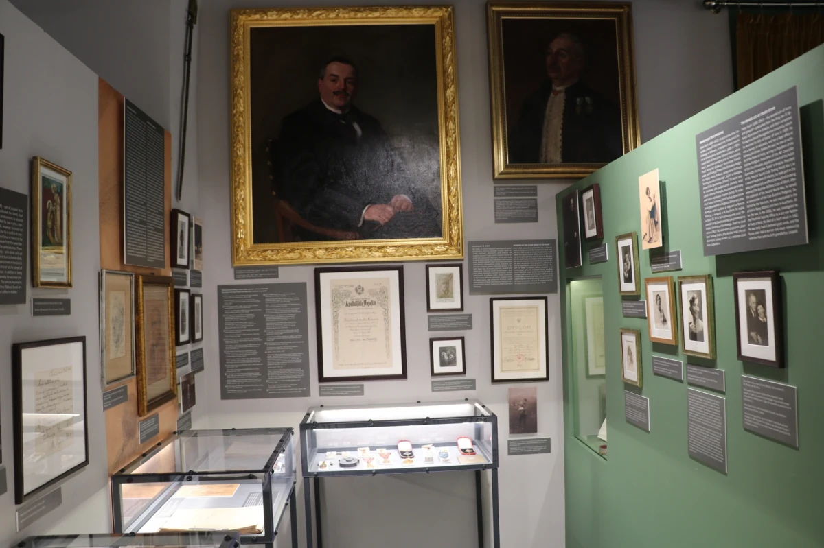 Krakowskie Muzeum Podgórza zaprezentowało w piątek nową wystawę stałą dotyczącą losów jednej z najbardziej znanych rodzin związanych z tą dawną miejscowością, a dziś dzielnicą Krakowa. "Pokój Podgórzanina" przedstawia historię rodziny Stuhrów.