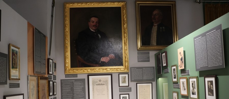Krakowskie Muzeum Podgórza zaprezentowało w piątek nową wystawę stałą dotyczącą losów jednej z najbardziej znanych rodzin związanych z tą dawną miejscowością, a dziś dzielnicą Krakowa. "Pokój Podgórzanina" przedstawia historię rodziny Stuhrów.