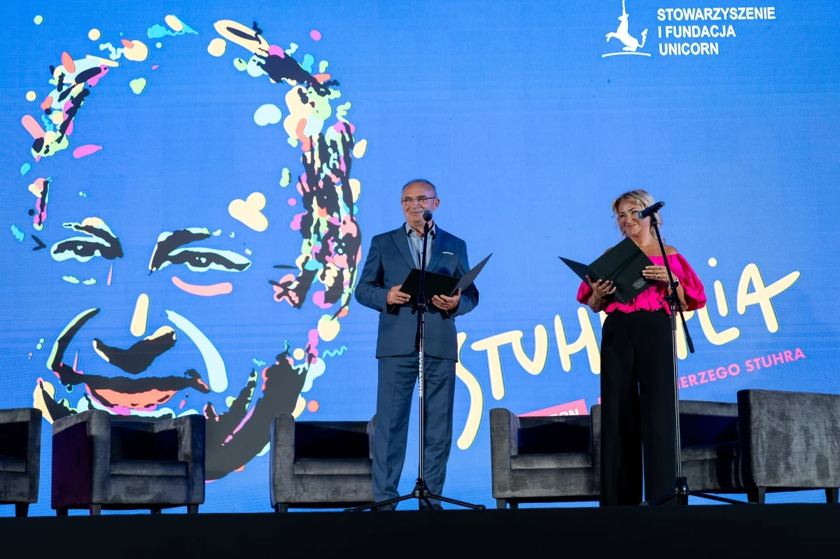 "Podczas kręcenia 'Seksmisji' grasowaliśmy po kopalni przez dwa tygodnie. Jak to było możliwe, żeby tyle kobiet tu zwieźć? Ja dopiero teraz widzę, jaki to był organizacyjny ogromny wysiłek jak na tamte czasy" – opowiadał z humorem Jerzy Stuhr. Ponad cztery dekady później kultowa komedia wróciła do wielickich podziemi, żeby wywołać uśmiech oraz wspomnienia. W piątek, 4 lipca, pokazem specjalnym filmu "Seksmisja" rozpoczął się pierwszy Tauron Festiwal Jerzego Stuhra. Komora Warszawa zgromadziła szeroką widownię oraz znamienitych gości pragnących uczcić pamięć zmarłego przed rokiem wybitnego artysty.