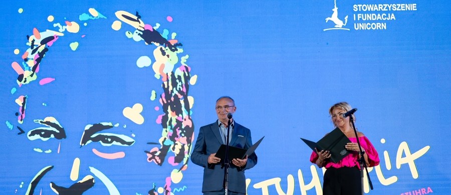 "Podczas kręcenia 'Seksmisji' grasowaliśmy po kopalni przez dwa tygodnie. Jak to było możliwe, żeby tyle kobiet tu zwieźć? Ja dopiero teraz widzę, jaki to był organizacyjny ogromny wysiłek jak na tamte czasy" – opowiadał z humorem Jerzy Stuhr. Ponad cztery dekady później kultowa komedia wróciła do wielickich podziemi, żeby wywołać uśmiech oraz wspomnienia. W piątek, 4 lipca, pokazem specjalnym filmu "Seksmisja" rozpoczął się pierwszy Tauron Festiwal Jerzego Stuhra. Komora Warszawa zgromadziła szeroką widownię oraz znamienitych gości pragnących uczcić pamięć zmarłego przed rokiem wybitnego artysty.