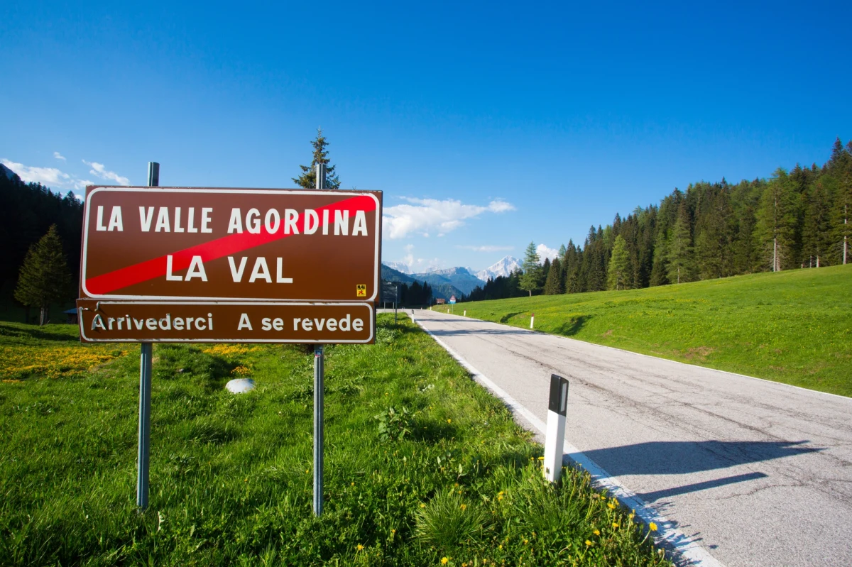 W niewielkiej miejscowości Andrich, położonej w Alpach w pobliżu Belluno na północy Włoch, doszło do niecodziennego incydentu, który zaskoczył zarówno mieszkańców, jak i lokalne władze. Prawie rok temu zniknęła stamtąd tablica z nazwą miejscowości. Podejrzenia od razu padły na kibiców gwiazdy niemieckiego futbolu – Roberta Andricha, zawodnika Bayeru Leverkusen i reprezentacji Niemiec. Teraz burmistrz miasteczka otrzymał kopertę z zadośćuczynieniem.