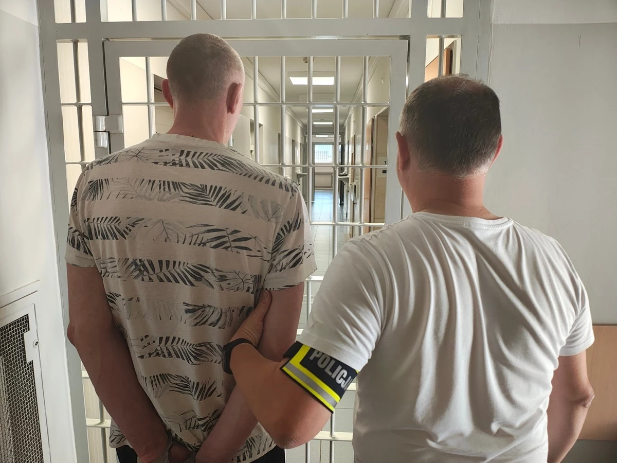 50-latek zajechał drogę swojej byłej partnerce, doprowadzając do zderzenia samochodów, a następnie wyskoczył z auta i wycelował w jej stronę przedmiot łudząco przypominający pistolet. Teraz prokuratura w Zgierzu w Łódzkiem postawiła mu zarzuty uporczywego nękania kobiety.