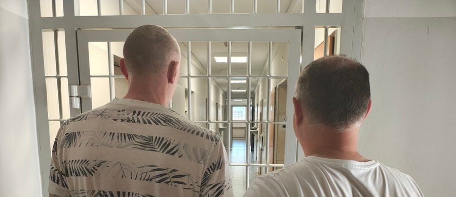 50-latek zajechał drogę swojej byłej partnerce, doprowadzając do zderzenia samochodów, a następnie wyskoczył z auta i wycelował w jej stronę przedmiot łudząco przypominający pistolet. Teraz prokuratura w Zgierzu w Łódzkiem postawiła mu zarzuty uporczywego nękania kobiety.