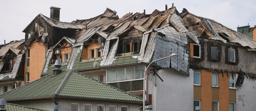 1,6 mln zł od wojewody mazowieckiego na doraźną pomoc dla pogorzelców otrzymał ratusz w Ząbkach – podał Mazowiecki Urząd Wojewódzki. Władze miasta uruchomiły procedury przyjmowania wniosków o pomoc. W sobotę mieszkańcy mogą składać dokumenty w Szkole Podstawowej nr 3 przy ul. Kościelnej 2 w godzinach od 8 do 16. W czwartek doszło tam do dramatycznego pożaru, ogień rozprzestrzenił się na bloki mieszkalne. Jak informuje reporter RMF FM Igor Skrzypek, jeszcze dziś część pogorzelców będzie mogła wejść do swoich mieszkań, by móc zobaczyć czy coś ocalało z ich dobytku.