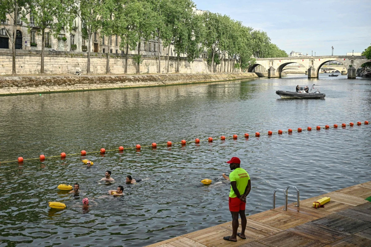 W sobotni poranek mieszkańcy i turyści w Paryżu mogą po raz pierwszy od ponad wieku zanurzyć się w wodach Sekwany. Otwarcie trzech nowoczesnych kąpielisk to efekt wieloletnich starań władz miasta, które przyspieszyły dzięki zeszłorocznym igrzyskom olimpijskim. To także powrót do tradycji, która sięga czasów przed rewolucją francuską, gdy kąpiele w rzece były codziennością paryżan.