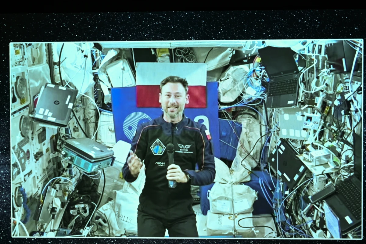 Rzeszów połączył się w sobotę z Międzynarodową Stacją Kosmiczną. Drugi polski astronauta w Kosmosie, Sławosz Uznański-Wiśniewski, odpowiedział na pytania uczniów z Podkarpacia. Mówił m.in. o tym, jak w Kosmosie smakują  pierogi, co jest jego ulubionym zajęciem, jakie przedmioty zabrał ze sobą i czy ktoś zachęcił go do wybrania takiej drogi życiowej.