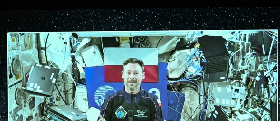 Rzeszów połączył się w sobotę z Międzynarodową Stacją Kosmiczną. Drugi polski astronauta w Kosmosie, Sławosz Uznański-Wiśniewski, odpowiedział na pytania uczniów z Podkarpacia. Mówił m.in. o tym, jak w Kosmosie smakują  pierogi, co jest jego ulubionym zajęciem, jakie przedmioty zabrał ze sobą i czy ktoś zachęcił go do wybrania takiej drogi życiowej.