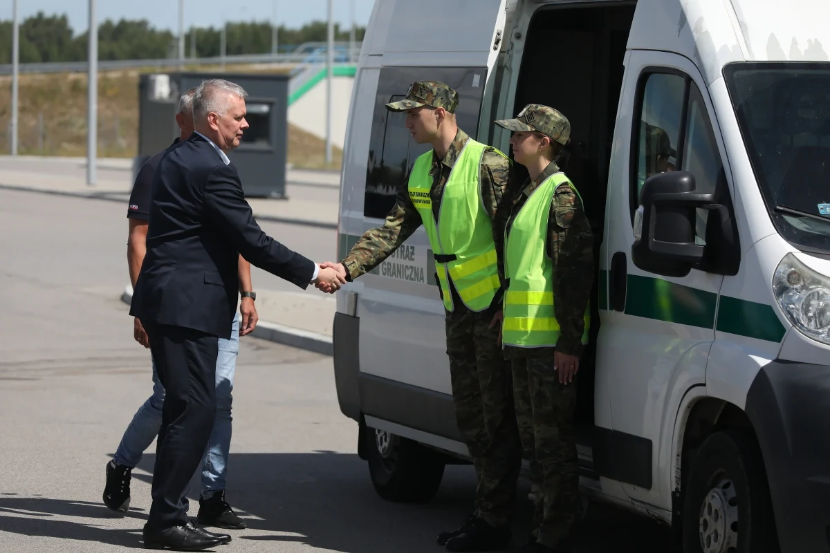 Od poniedziałku ruszą czasowe, selektywne kontrole na granicy z Litwą i Niemcami. Mają obowiązywać przez najbliższe 30 dni, ale rząd nie wyklucza przedłużenia. "Przywrócenie kontroli na granicy z Niemcami i z Litwą jest zgodne z Kodeksem granicznym Schengen" - podkreślił w sobotę minister spraw wewnętrznych i administracji Tomasz Siemoniak.