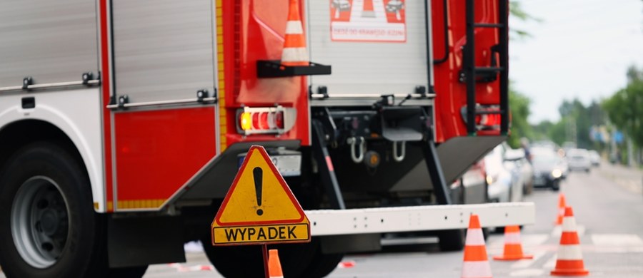 5 osób poszkodowanych, z czego jeden motocyklista z urazową amputacją kończyny górnej i urazem głowy - to bilans wypadku, do którego doszło w sobotę po południu na drodze krajowej nr 26 w miejscowości Grabowo w Zachodniopomorskiem. Z jednośladem zderzyły się dwie osobówki.
