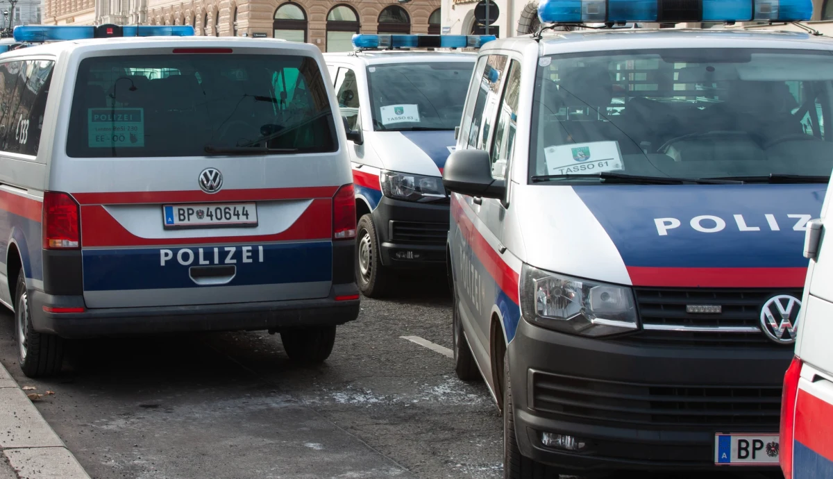 Dramatyczne chwile w tramwaju nr 52 w Wiedniu. 36-letni Polak strzelał do pojazdu, pozostawiając dziurę w drzwiach i oknie. Mężczyzna został aresztowany i przyznał się do popełnionego czynu.