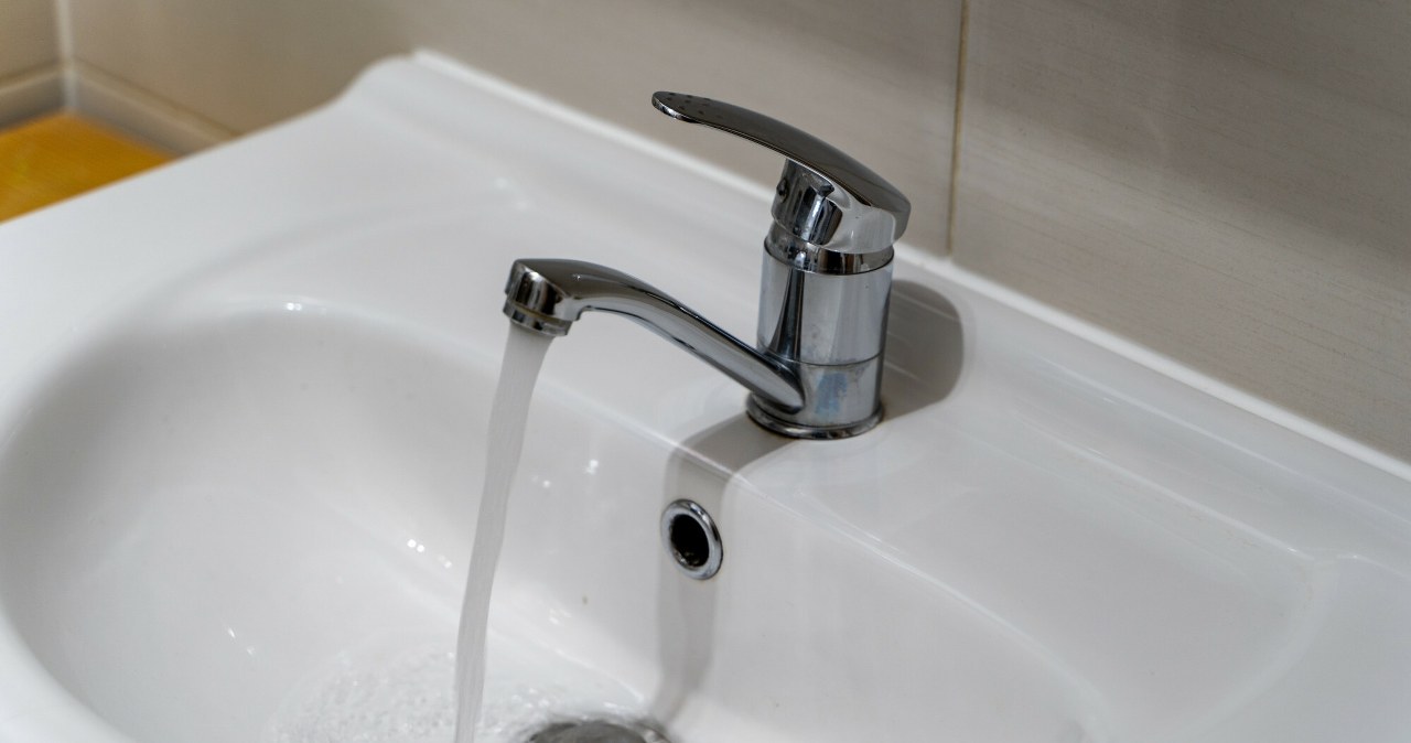 Zapomnij o mozolnym szorowaniu kranów. Tak gwałtownie usuniesz kamień