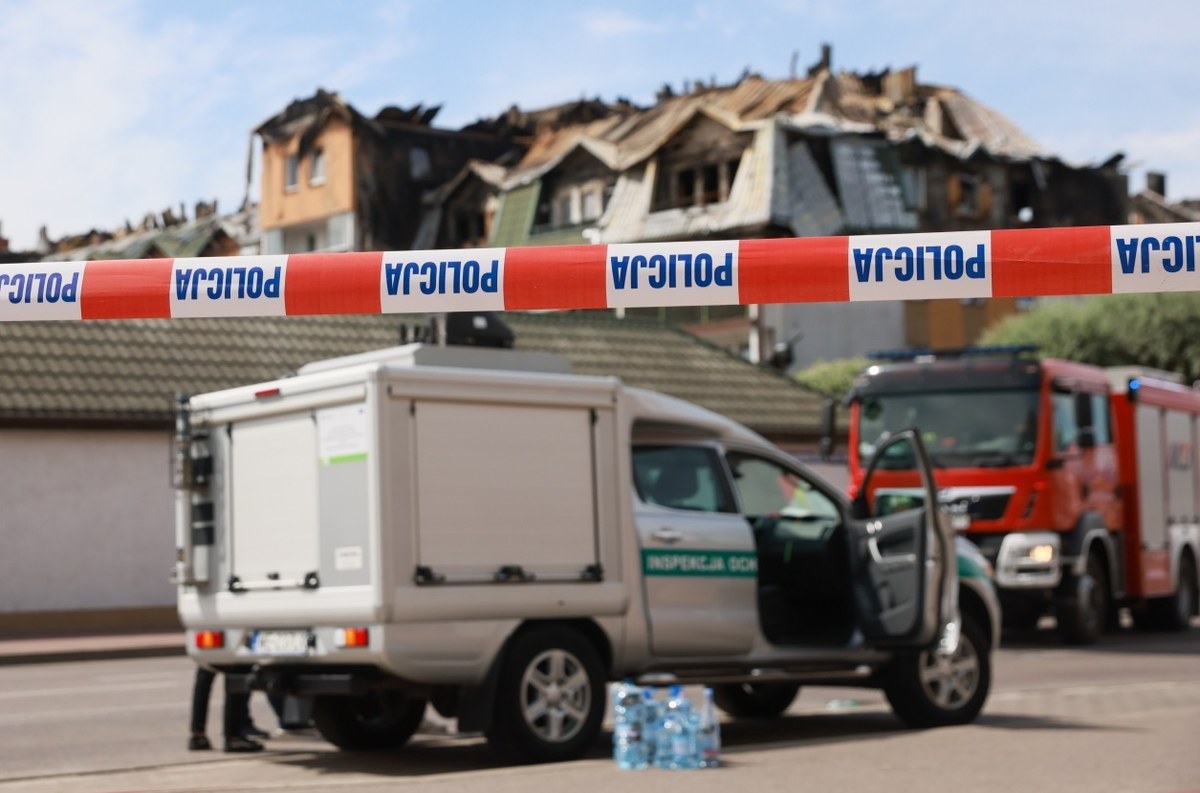 Chaos przed spalonym blokiem. Nerwy puszczają mieszkańcom