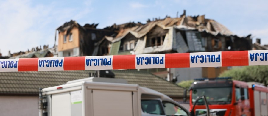 Chaos i awantura przed spalonym blokiem w Ząbkach. Mieszkańcy skarżą się, że nie mogą wejść do swoich mieszkań, bo nie zdołali się zapisać na listę - relacjonuje reporter RMF FM Igor Skrzypek. Część z nich weszła do budynku, by zabrać najpotrzebniejsze rzeczy.