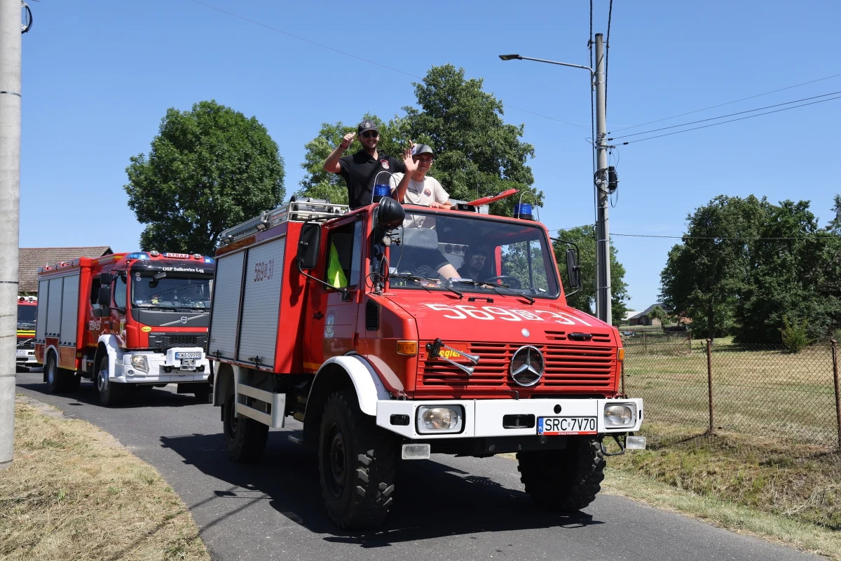 Blisko trzysta pojazdów strażackich zjechało się w sobotę na pokaz Fire Truck Show w Główczycach koło Dobrodzienia (Opolskie). Wśród atrakcji zaplanowano paradę wozów i największy strażacki prysznic.