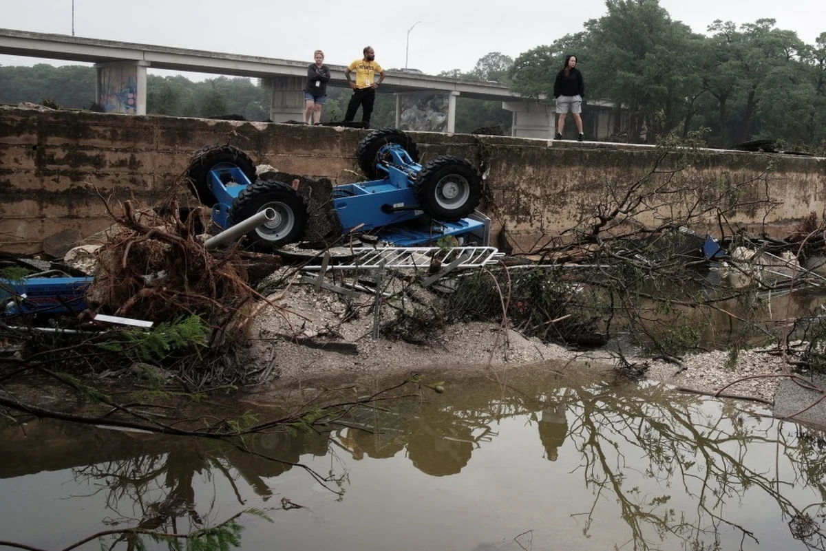 Co najmniej 15 dzieci jest wśród 51 ofiar nagłej powodzi w Teksasie. Odnaleziono ciała dwóch dziewczynek. Na zalanym przez powódź obozie Camp Mystic byli Polacy.