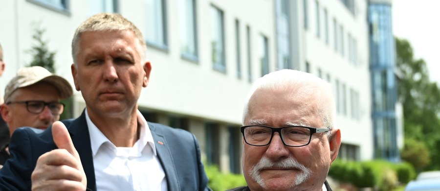 ​Były prezydent Lech Wałęsa opuścił w sobotę szpital, gdzie przeszedł operację barku - wynika z informacji, przekazanych przez jego najbliższego współpracownika Marka Kaczmara. Zabieg był konieczny, ze względu na dolegliwości bólowe, z jakimi się zmagał.