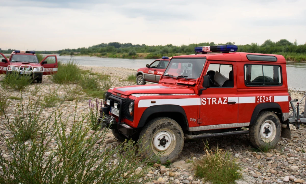 Tragiczny finał akcji na Dunajcu w Łukanowicach koło Tarnowa (Małopolskie). Z rzeki wyłowiono ciało mężczyzny, który wraz z ciągnikiem zsunął się do wody.