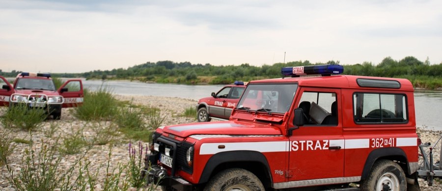 Tragiczny finał akcji na Dunajcu w Łukanowicach koło Tarnowa (Małopolskie). Z rzeki wyłowiono ciało mężczyzny, który wraz z ciągnikiem zsunął się do wody.