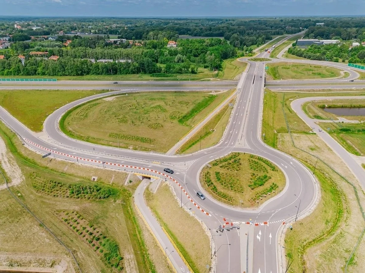 W nocy z soboty na niedzielę (5/6 lipca) otwarty zostanie dla kierowców nowy wjazd na drogę ekspresową S14 z ul. Szczecińskiej w Łodzi. Dotychczas kierowcy z zachodniej części miasta, żeby dostać się na S14, musieli jechać do Aleksandrowa albo Konstantynowa Łódzkiego.