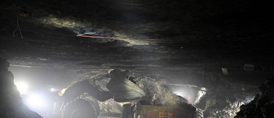 W sobotę wieczorem w Zakładach Górniczych Polkowice-Sieroszowice (Dolnośląskie) doszło do oberwania mas skalnych. W rejonie zagrożenia znalazło się trzech pracowników. Dwóch udało się wydostać na powierzchnię, niestety, trzeci z górników zginął. Miał 37 lat.