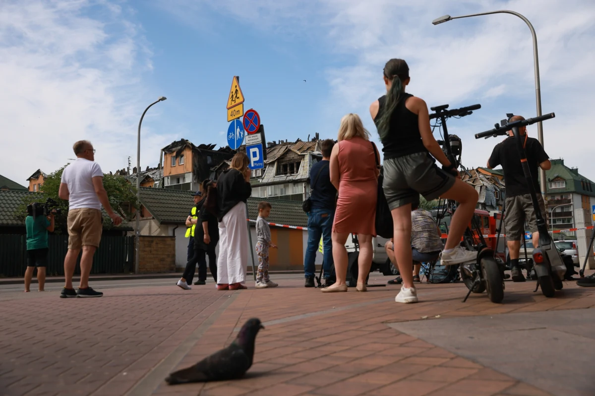 W niedzielę mieszkańcy spalonego budynku wielorodzinnego w Ząbkach (Mazowieckie) mogą jednorazowo wejść do swoich domów, żeby zabrać najpotrzebniejsze rzeczy. Wizyty zaplanowano w godzinach 8-20. Odbywają się one pojedynczo, w asyście policji. Lokatorzy mogą wziąć ze swoich mieszkań niezbędne przedmioty, w szczególności dokumenty, kosztowności, lekarstwa, odzież. Policja podała po południu, że do mieszkań weszło już ponad 140 osób.