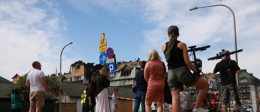 W niedzielę mieszkańcy spalonego budynku wielorodzinnego w Ząbkach (Mazowieckie) mogą jednorazowo wejść do swoich domów, żeby zabrać najpotrzebniejsze rzeczy. Wizyty zaplanowano w godzinach 8-20. Odbywają się one pojedynczo, w asyście policji. Lokatorzy mogą wziąć ze swoich mieszkań niezbędne przedmioty, w szczególności dokumenty, kosztowności, lekarstwa, odzież. Policja podkreśla, że ani ona, ani prokuratura nie wyznaczyły konkretnego czasu na powrót do domu.