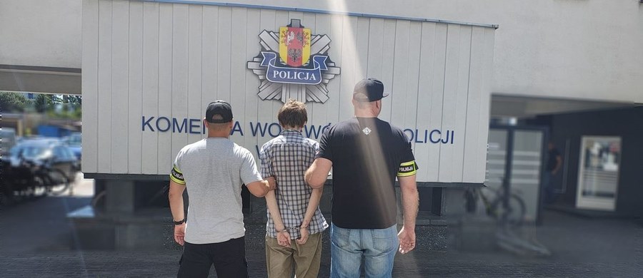 Łódzka policja zatrzymała 43-letniego lekarza podejrzanego o masowe wystawianie recept na leki zawierające substancje psychoaktywne oraz środki odurzające. Mężczyzna usłyszał aż 215 zarzutów, a śledztwo wciąż trwa. Zatrzymanemu grozi nawet 8 lat więzienia.