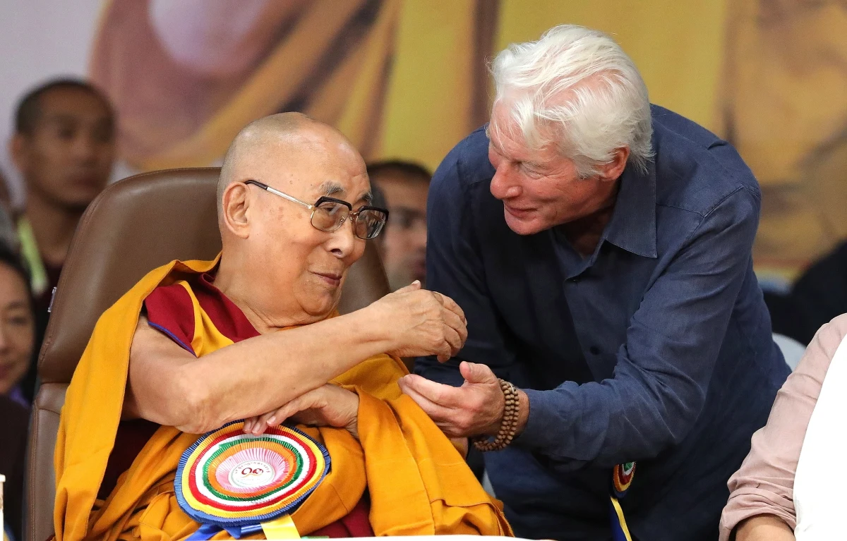 W niedzielę, w Dharamsali na północy Indii, u stóp Himalajów, odbyły się niezwykłe uroczystości z okazji 90. urodzin Dalajlamy XIV. Wydarzenie zgromadziło kilka tysięcy osób, które w atmosferze modlitw, śpiewów i tradycyjnych tańców oddały hołd duchowemu przywódcy Tybetu. Wśród gości znaleźli się przedstawiciele rządu Indii, a także hollywoodzki aktor Richard Gere, który od lat angażuje się w walkę o prawa Tybetańczyków.