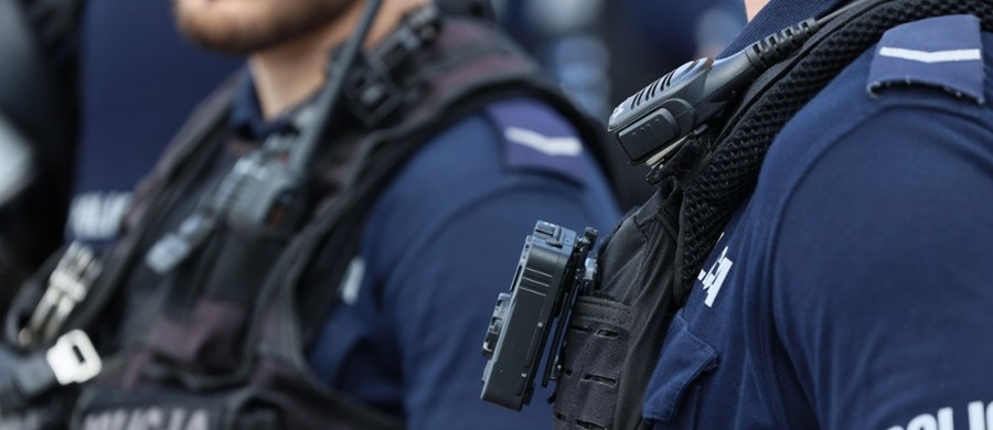 Podczas policyjnej interwencji w Gnieźnie (Wielkopolskie) zasłabł, a następnie zmarł 42-letni mężczyzna. Wcześniej był agresywny, policja użyła wobec niego gazu pieprzowego. "Nie stwierdzono, żeby w działaniach policjantów były nieprawidłowości albo błędy" - przekazał w niedzielę rzecznik wielkopolskiej policji mł. insp. Andrzej Borowiak.