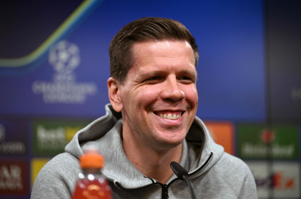 Wojciech Szczęsny już w przyszłym tygodniu ma pojawić się w Barcelonie, by podpisać nowy kontrakt z katalońskim klubem. Wszystko wskazuje na to, że 35-letni bramkarz pozostanie w "Dumie Katalonii" na kolejny sezon, z opcją przedłużenia umowy o następny rok. Jak informują hiszpańskie media, Szczęsny, który w ostatnich tygodniach przebywał na wakacjach, już wcześniej uzgodnił warunki kontraktu z władzami klubu. 