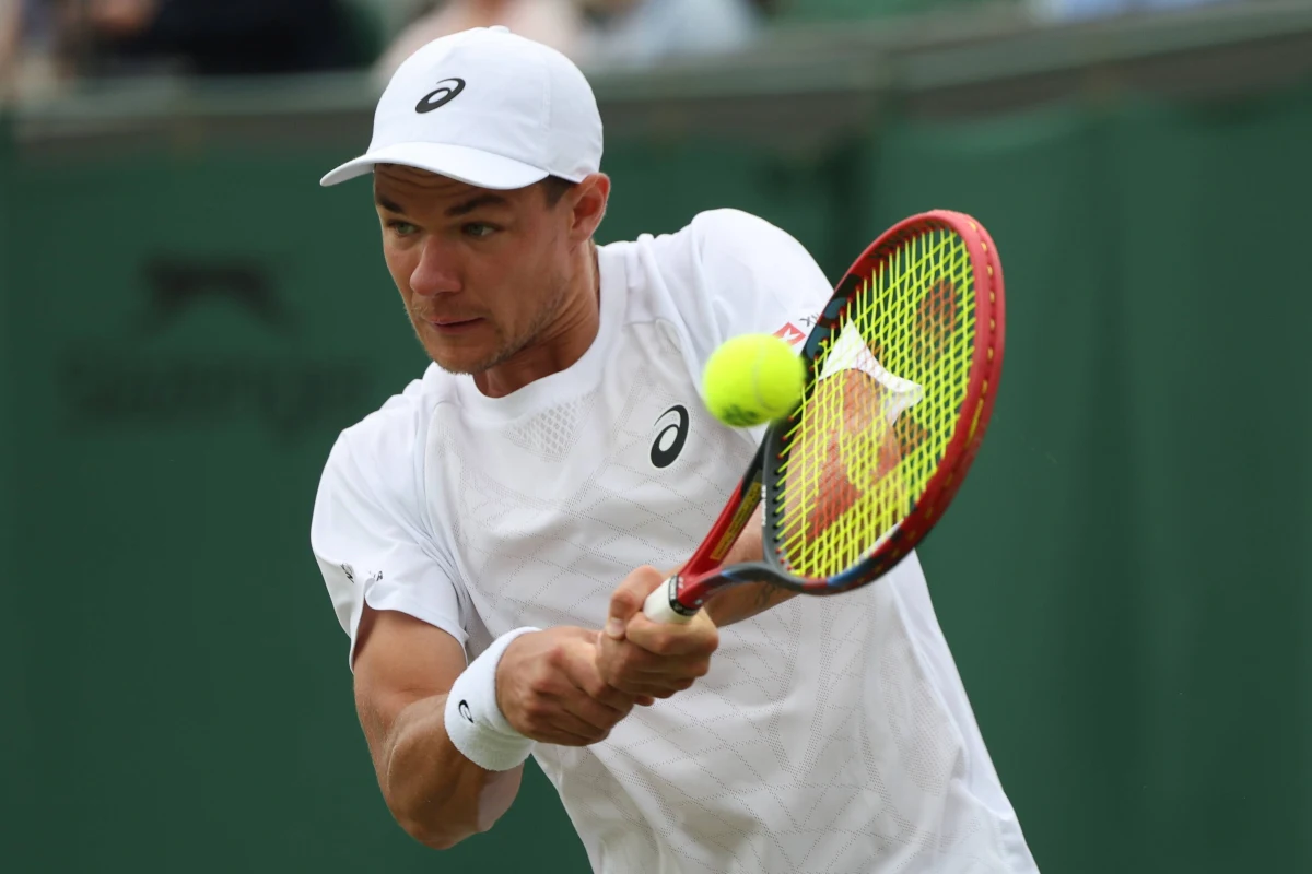 Kamil Majchrzak przegrał z rosyjskim tenisistą Karenem Chaczanowem 4:6, 2:6, 3:6 w 1/8 finału wielkoszlemowego Wimbledonu. Tym samym Polak żegna się z imprezą. 