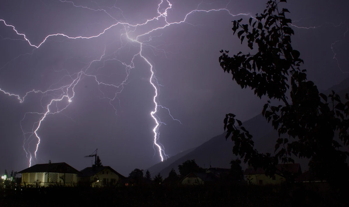 Burze, a także intensywne opady deszczu – taka pogoda czeka Polskę w najbliższych godzinach. Instytut Meteorologii i Gospodarki Wodnej ostrzega przed gwałtownymi zjawiskami, które od niedzielnego wieczora do poniedziałkowego poranka mogą przynieść nawet 40 mm deszczu w niektórych częściach kraju. Alerty pierwszego stopnia przed burzami obowiązują w 6 regionach. Synoptycy apelują o ostrożność i śledzenie najnowszych komunikatów pogodowych.
