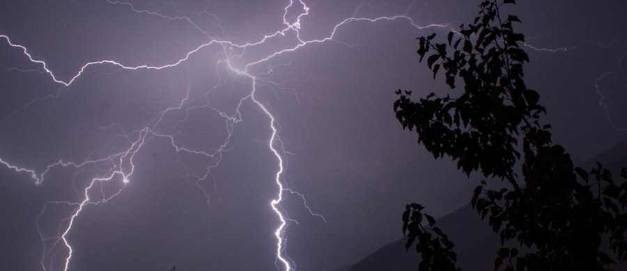 Burze, a także intensywne opady deszczu – taka pogoda czeka Polskę w najbliższych godzinach. Instytut Meteorologii i Gospodarki Wodnej ostrzega przed gwałtownymi zjawiskami, które od niedzielnego wieczora do poniedziałkowego poranka mogą przynieść nawet 40 mm deszczu w niektórych częściach kraju. Alerty pierwszego stopnia przed burzami obowiązują w 6 regionach. Synoptycy apelują o ostrożność i śledzenie najnowszych komunikatów pogodowych.