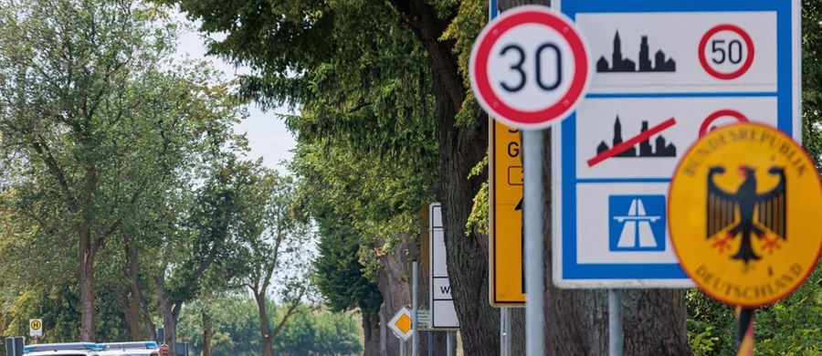 Nie wiadomo, czy kontrole na granicach będą wymierzone przeciwko przerzucaniu nielegalnych migrantów, czy przeciwko tym, którzy się przed nimi bronią - ocenił prezes PiS Jarosław Kaczyński w niedzielę na polsko-niemieckiej granicy. Zapowiedział jednocześnie, że przedstawiciele jego ugrupowania będą "patrzeć bardzo uważnie na te wyrywkowe kontrole i czemu one mają naprawdę służyć".