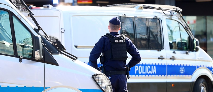 Tragedia w Lubatówce na Podkarpaciu. W wyniku rodzinnej sprzeczki zginął 40-letni mężczyzna. Śledczy informują, że w rękach służb jest ojciec zabitego.