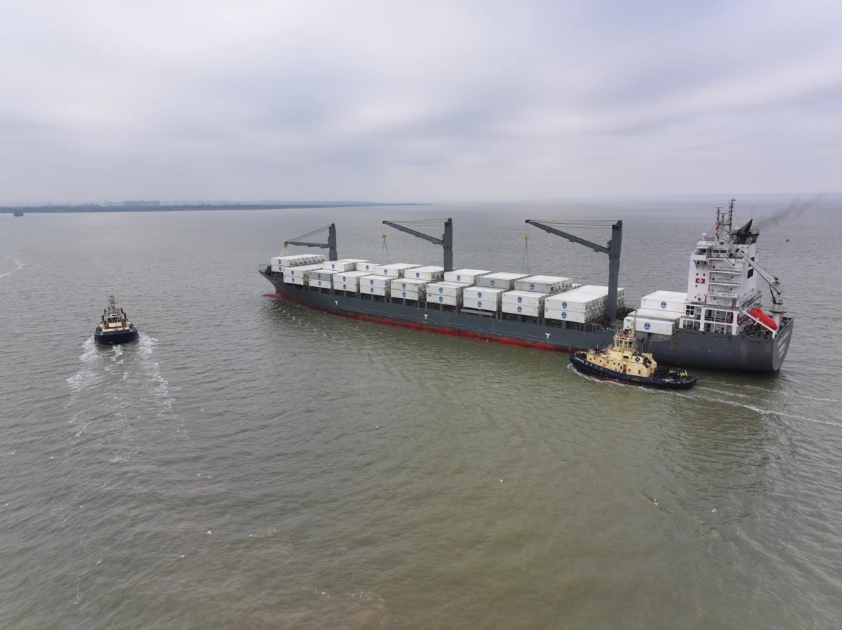 W niedzielę na Morzu Czerwonym u wybrzeży Jemenu ostrzelany został statek handlowy - informuje brytyjska agencja zajmująca się bezpieczeństwem handlu morskiego (UKMTO) i jest nadzorowana przez brytyjskie siły zbrojne. 