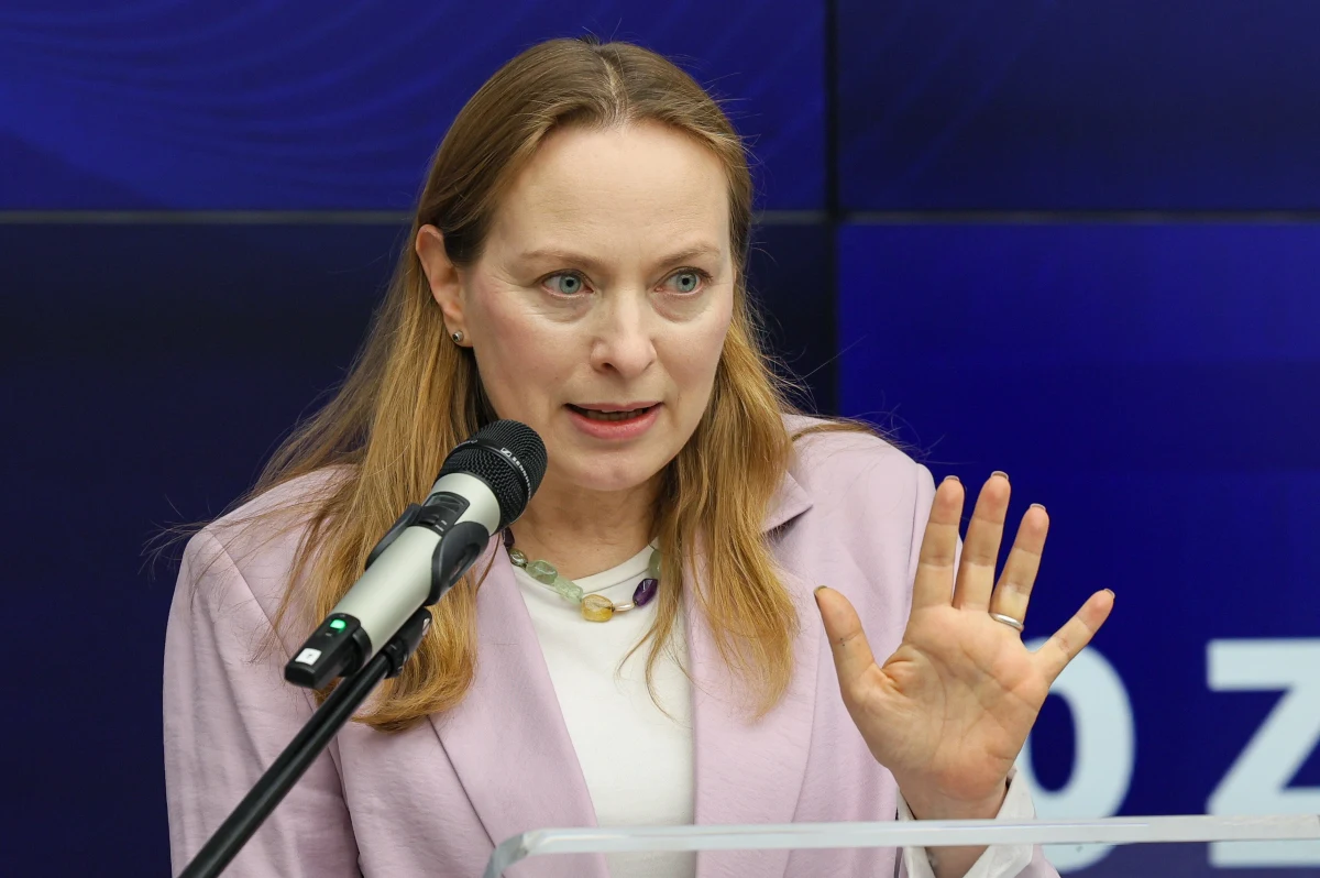 "Moja córka stała się ofiarą internetowego hejtu. Jest obrażana najgorszymi zwrotami, tylko dlatego, że jest moją córką. Nie mam złudzeń: dzieje się tak dlatego, że ktoś chce uderzyć we mnie" - napisała w mediach społecznościowych Katarzyna Pełczyńska-Nałęcz. "Miejcie odwagę skonfrontować się merytorycznie ze sprawami, o które walczę. A od mojej rodziny wara" - dodała minister funduszy i polityki regionalnej.