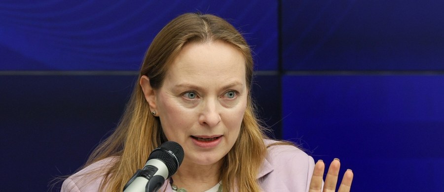 "Moja córka stała się ofiarą internetowego hejtu. Jest obrażana najgorszymi zwrotami, tylko dlatego, że jest moją córką. Nie mam złudzeń: dzieje się tak dlatego, że ktoś chce uderzyć we mnie" - napisała w mediach społecznościowych Katarzyna Pełczyńska-Nałęcz. "Miejcie odwagę skonfrontować się merytorycznie ze sprawami, o które walczę. A od mojej rodziny wara" - dodała minister funduszy i polityki regionalnej.