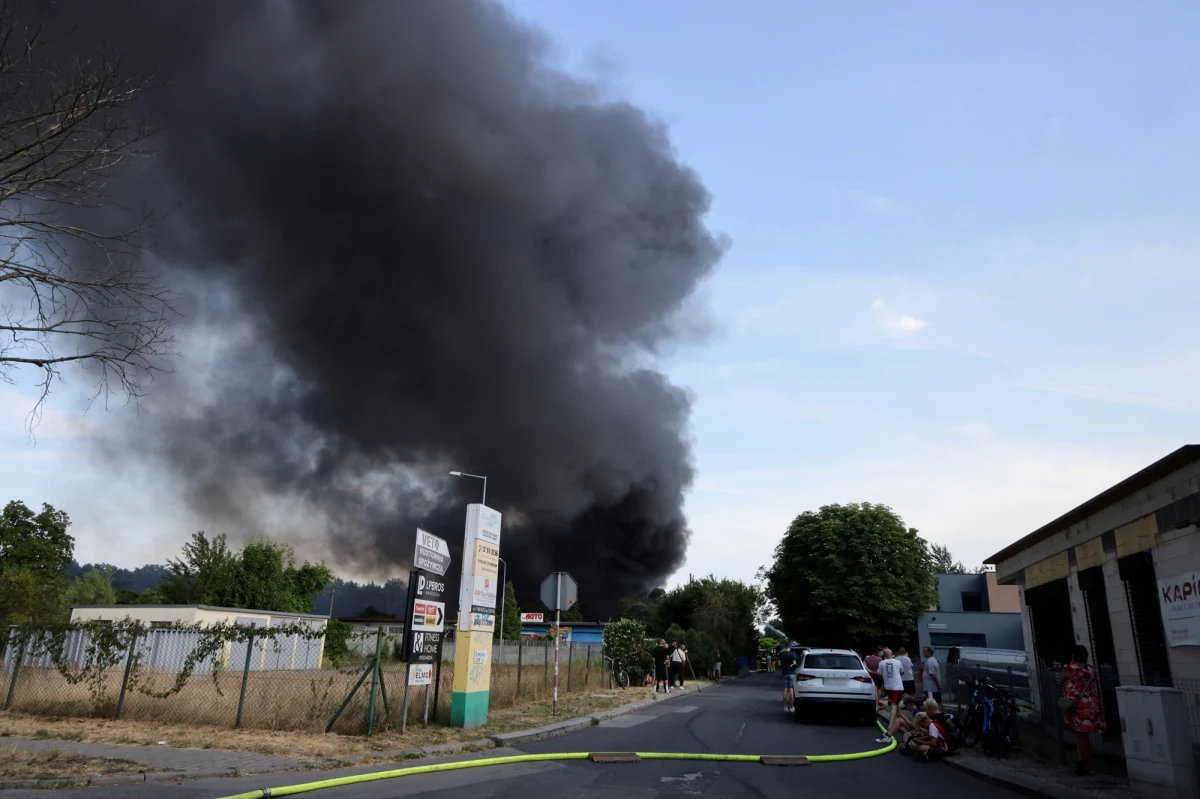 Pożar hurtowni ze sprzętem elektronicznym w Kędzierzynie-Koźlu (woj. opolskie). W budynku były między innymi hulajnogi i elektronarzędzia. Na miejscu działa blisko 200 strażaków. Dwóch ratowników zostało poszkodowanych. Ogłoszono alert RCB z apelem, by w promieniu kilometra od pożaru zamykać okna.